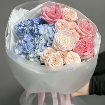 Нежный букет с гортензией и ранункулюсом