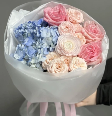 Нежный букет с гортензией и ранункулюсом