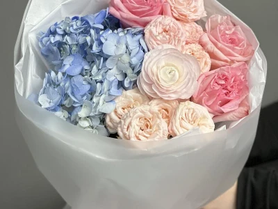 Нежный букет с гортензией и ранункулюсом