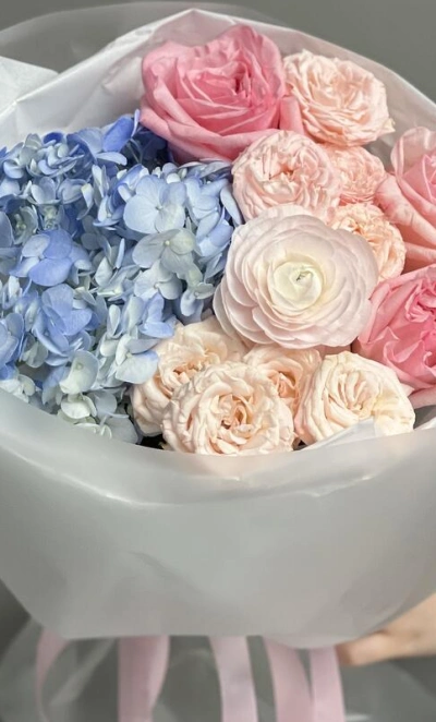 Нежный букет с гортензией и ранункулюсом
