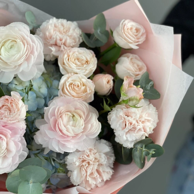 Воздушный букет с ранункулюсами и кустовыми розами