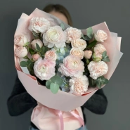 Воздушный букет с ранункулюсами и кустовыми розами 0