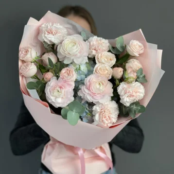 Воздушный букет с ранункулюсами и кустовыми розами