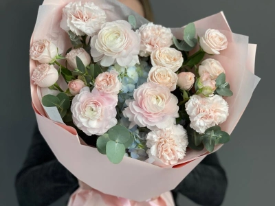 Воздушный букет с ранункулюсами и кустовыми розами