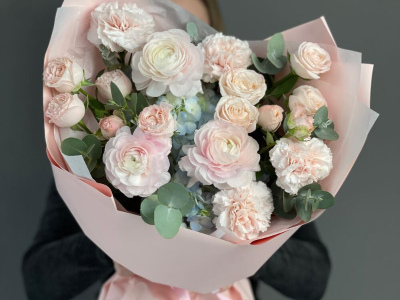 Воздушный букет с ранункулюсами и кустовыми розами