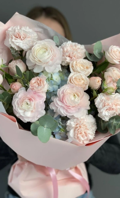 Воздушный букет с ранункулюсами и кустовыми розами