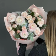 Воздушный букет с ранункулюсами и кустовыми розами 4