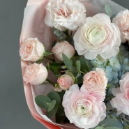 Воздушный букет с ранункулюсами и кустовыми розами 3