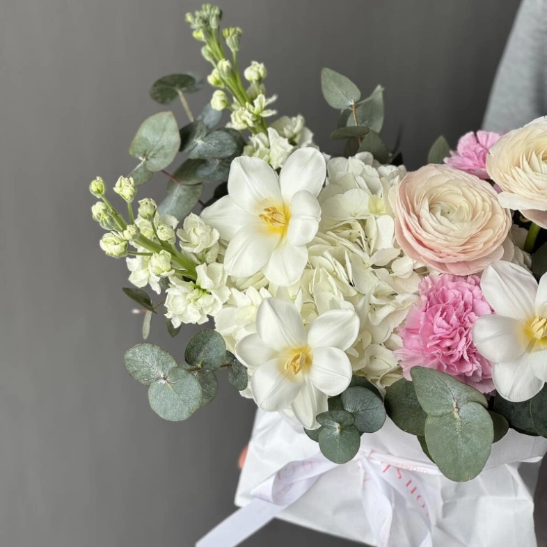 Авторская композиция «Ремингтон» французские тюльпаны, маттиола, ранункулюс, эвкалипт