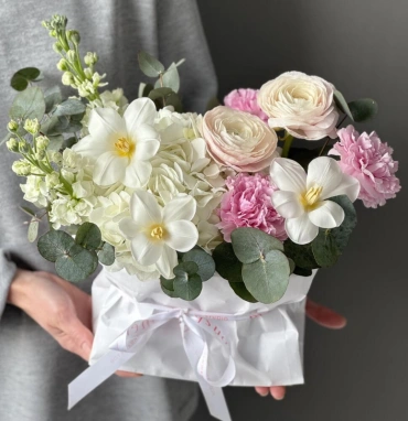 Авторская композиция «Ремингтон» французские тюльпаны, маттиола, ранункулюс, эвкалипт