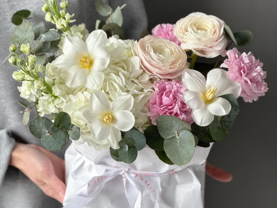 Авторская композиция «Ремингтон» французские тюльпаны, маттиола, ранункулюс, эвкалипт