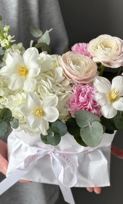 Авторская композиция «Ремингтон» французские тюльпаны, маттиола, ранункулюс, эвкалипт