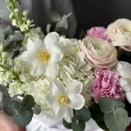 Авторская композиция «Ремингтон» французские тюльпаны, маттиола, ранункулюс, эвкалипт 2