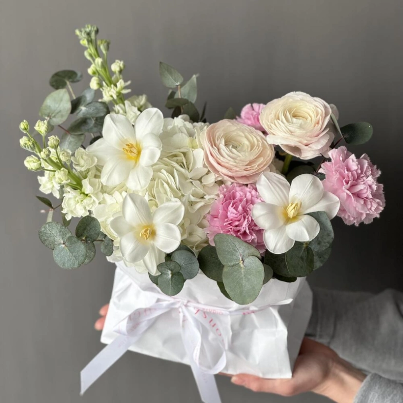 Авторская композиция «Ремингтон» французские тюльпаны, маттиола, ранункулюс, эвкалипт