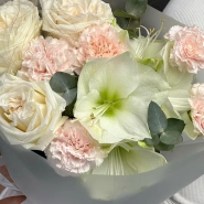 Нежный букет с амариллисами и розами O Hara 3