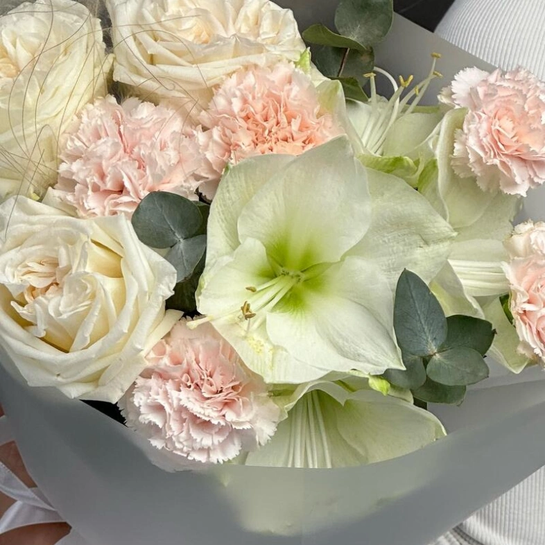 Нежный букет с амариллисами и розами O Hara