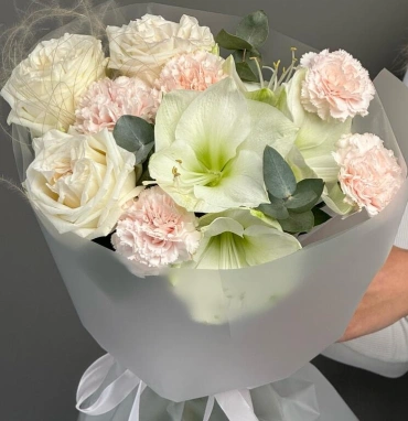 Нежный букет с амариллисами и розами O Hara