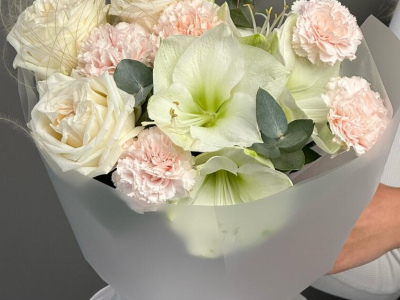 Нежный букет с амариллисами и розами O Hara