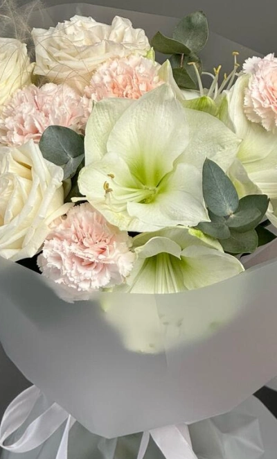 Нежный букет с амариллисами и розами O Hara