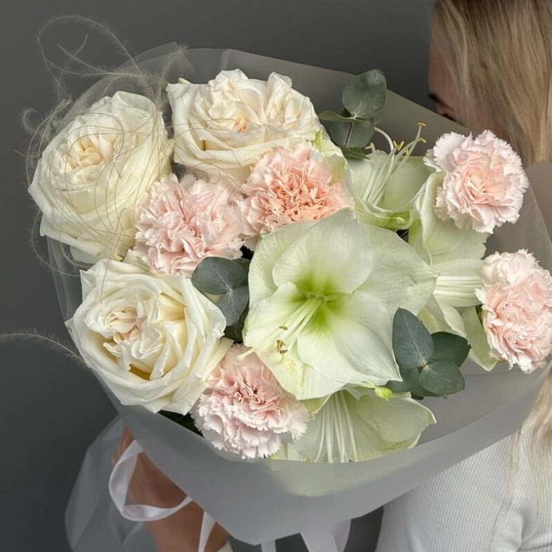 Нежный букет с амариллисами и розами O Hara