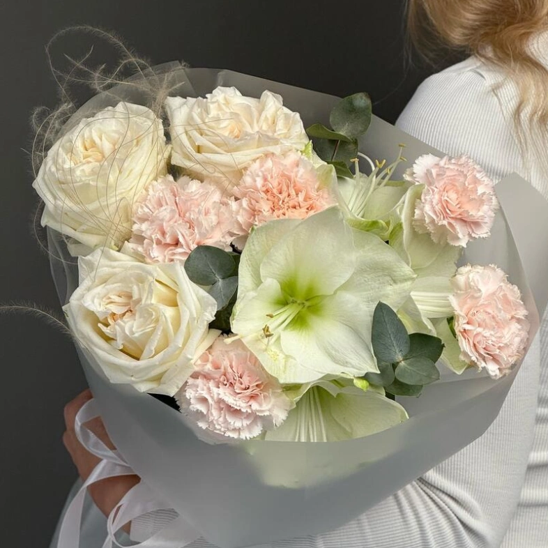 Нежный букет с амариллисами и розами O Hara