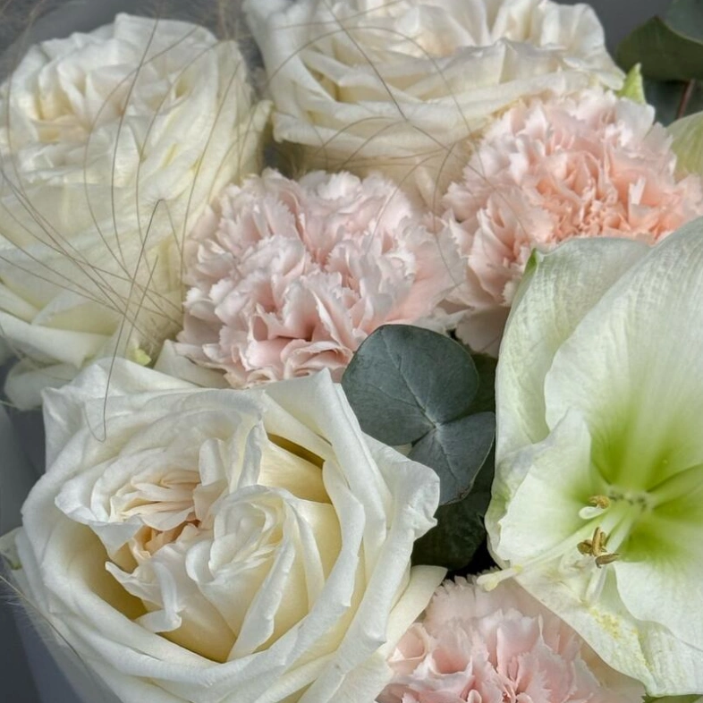 Нежный букет с амариллисами и розами O Hara