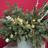 Новогодняя композиция из натуральной ели и праздничных шариков 1