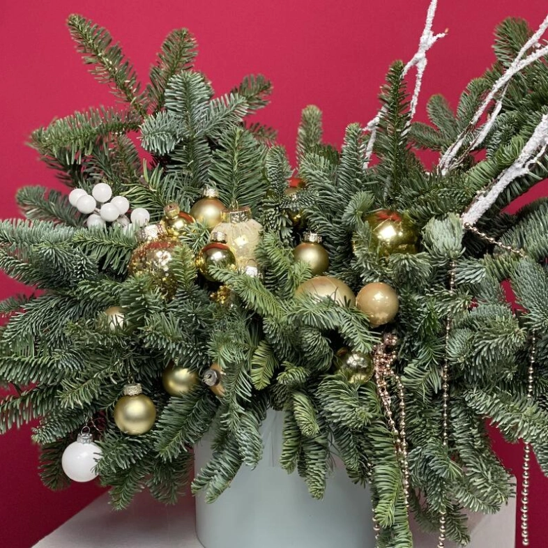 Новогодняя композиция из натуральной ели и праздничных шариков