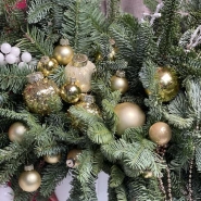Новогодняя композиция из натуральной ели и праздничных шариков 4