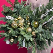 Новогодняя композиция из натуральной ели и праздничных шариков 0