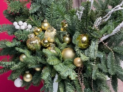 Новогодняя композиция из натуральной ели и праздничных шариков