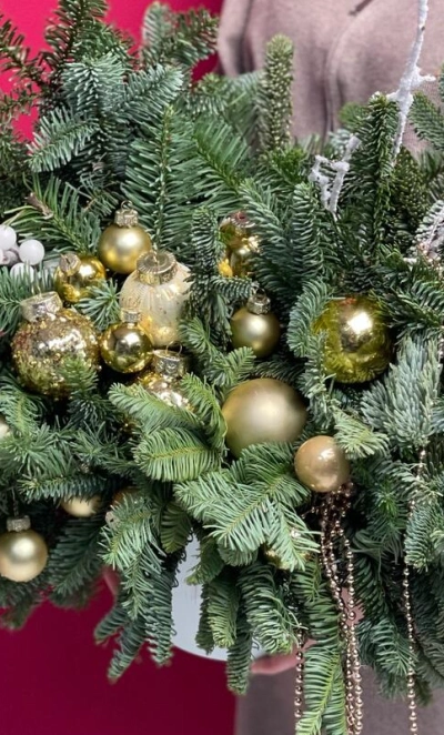 Новогодняя композиция из натуральной ели и праздничных шариков