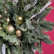 Новогодняя композиция из натуральной ели и праздничных шариков 3