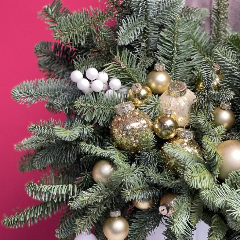 Новогодняя композиция из натуральной ели и праздничных шариков
