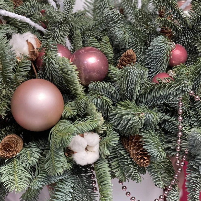 Новогодняя композиция с праздничными шарами