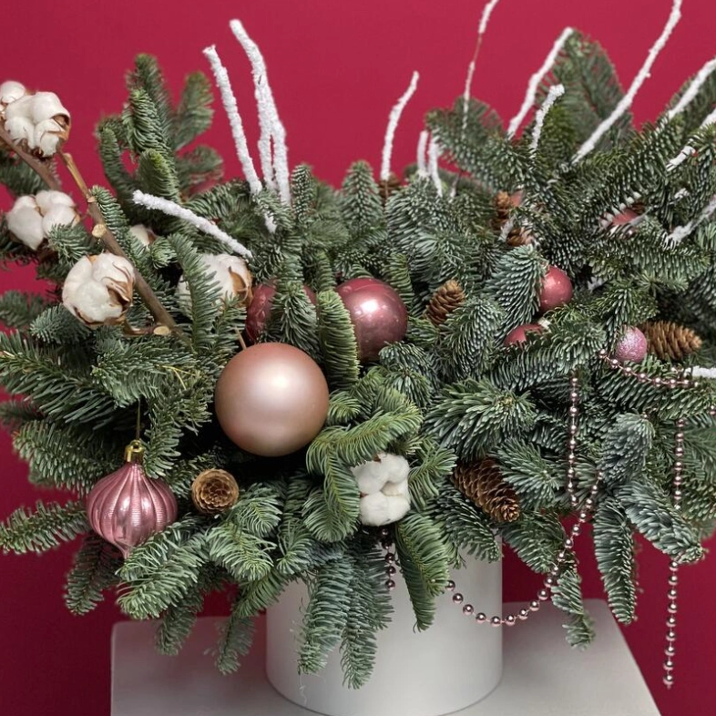 Новогодняя композиция с праздничными шарами