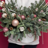 Новогодняя композиция с праздничными шарами 0