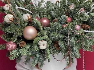 Новогодняя композиция с праздничными шарами