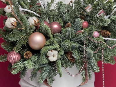 Новогодняя композиция с праздничными шарами