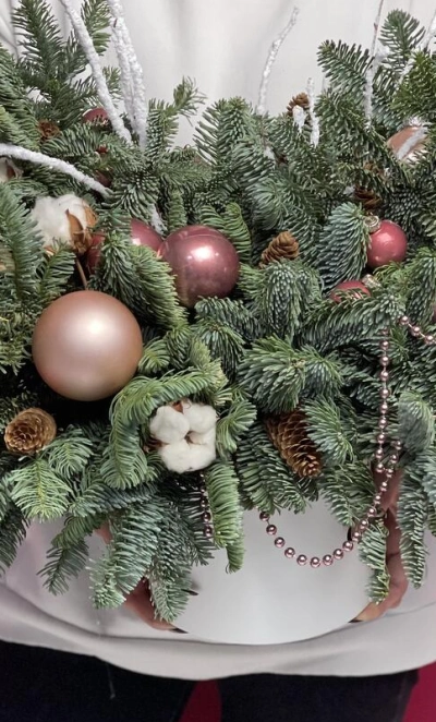 Новогодняя композиция с праздничными шарами