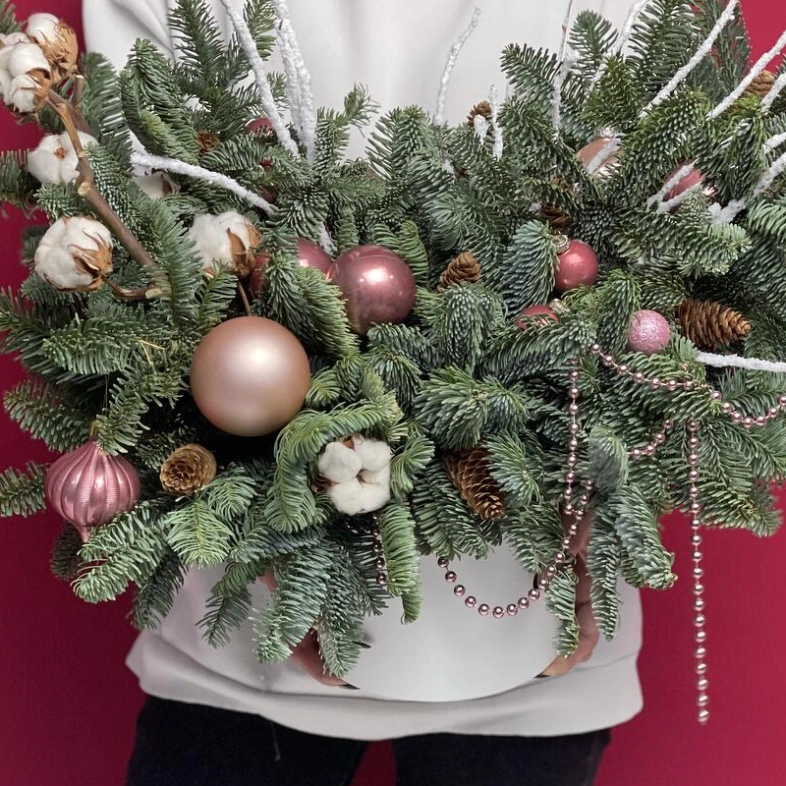 Новогодняя композиция с праздничными шарами