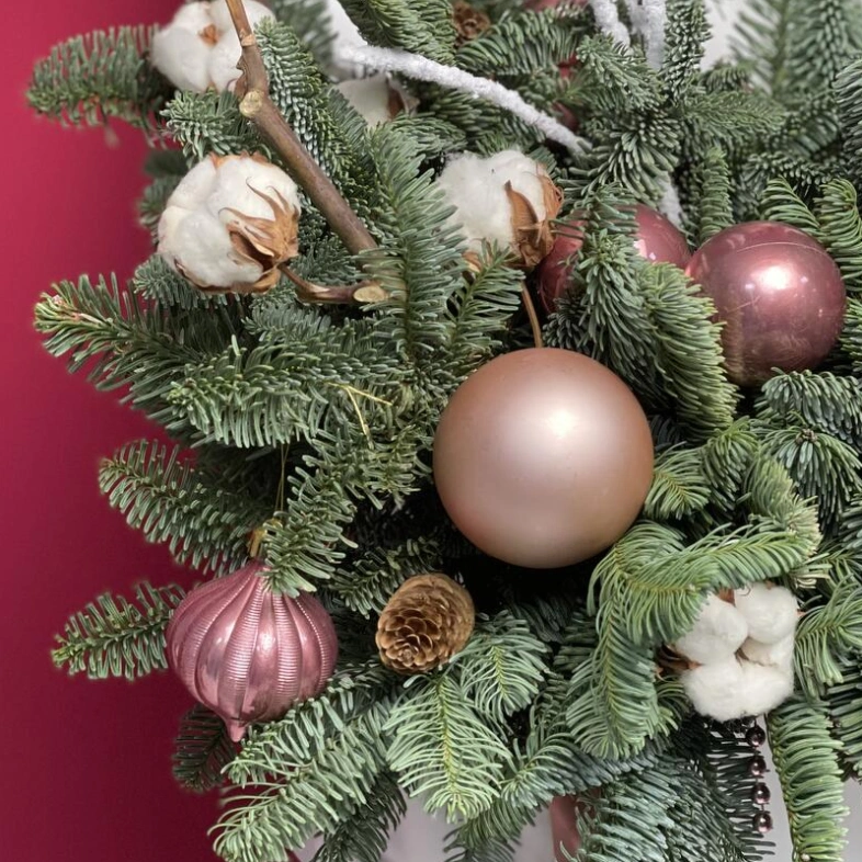 Новогодняя композиция с праздничными шарами