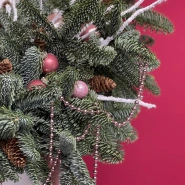 Новогодняя композиция с праздничными шарами 3