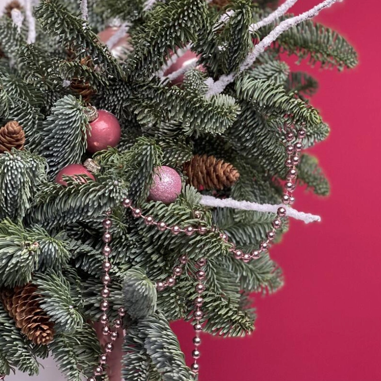 Новогодняя композиция с праздничными шарами