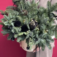 Новогодняя композиция праздничными шарами 0