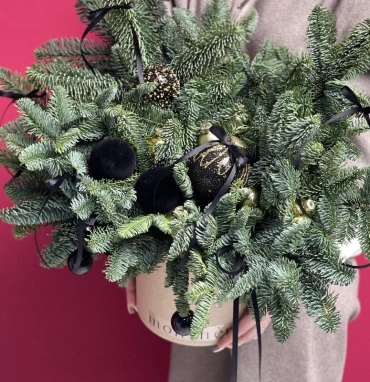 Новогодняя композиция праздничными шарами