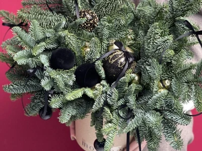 Новогодняя композиция праздничными шарами