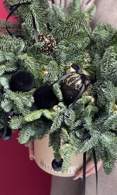 Новогодняя композиция праздничными шарами