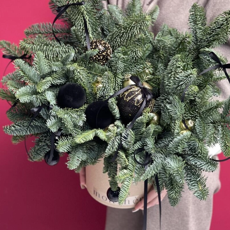 Новогодняя композиция праздничными шарами