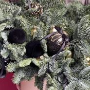 Новогодняя композиция праздничными шарами 3